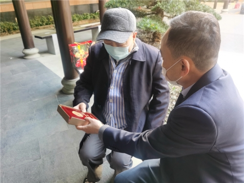 【关怀慰问】新年送祝福  致敬老战士——人生就是博尊龙集团领导上门慰问老干部